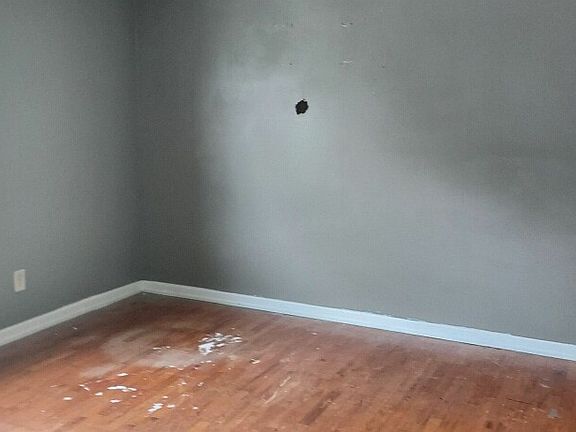 4th image of 300 Kee St