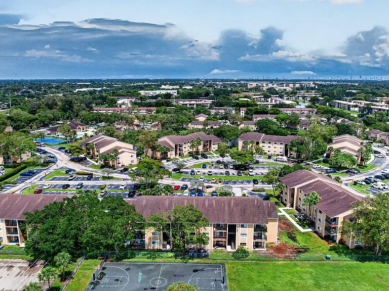 300 Palm Cir W #305 — Photo 35