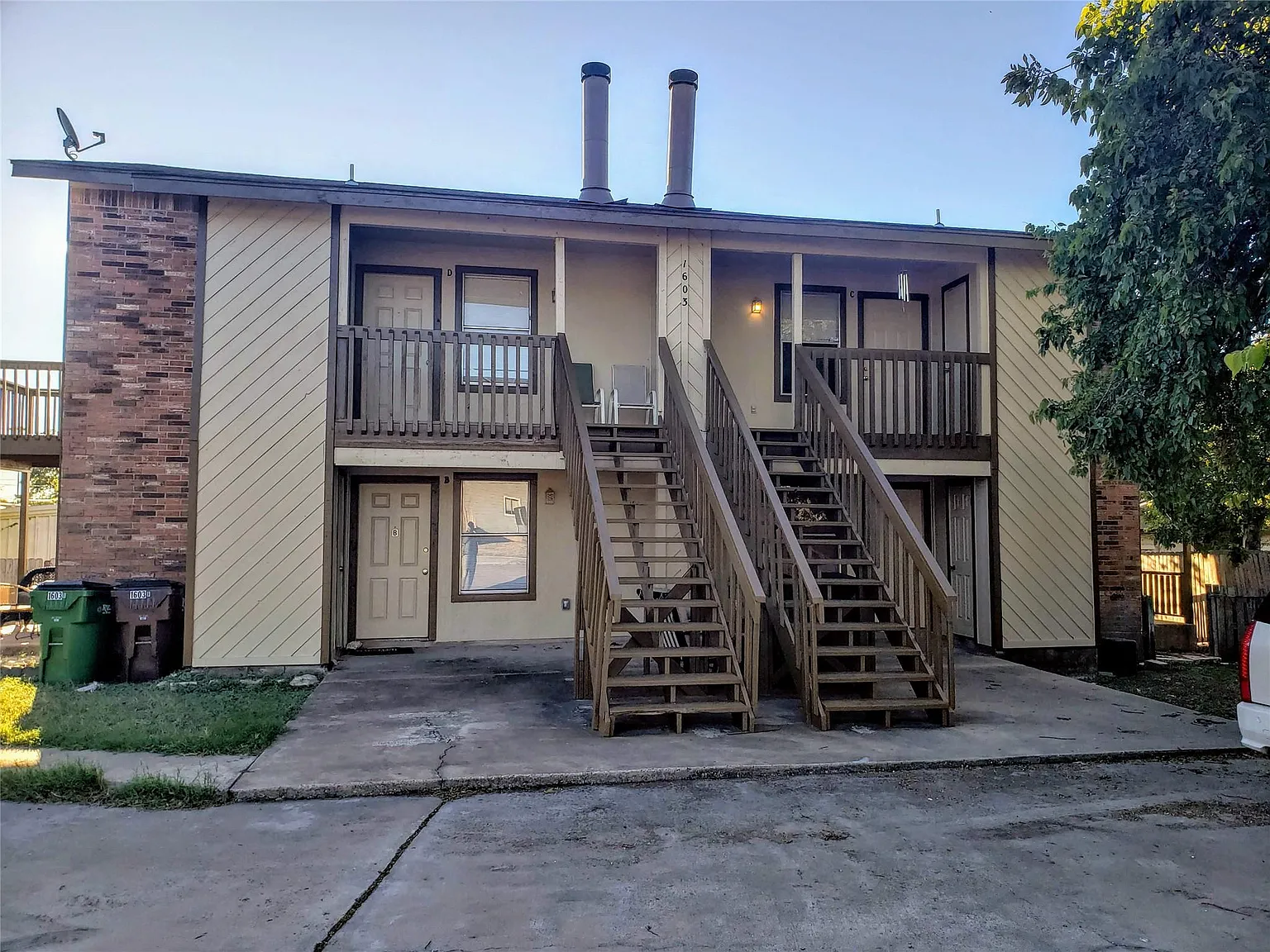 2 bed, 1.0 bath, 700 sqft, $999 — Photo 1