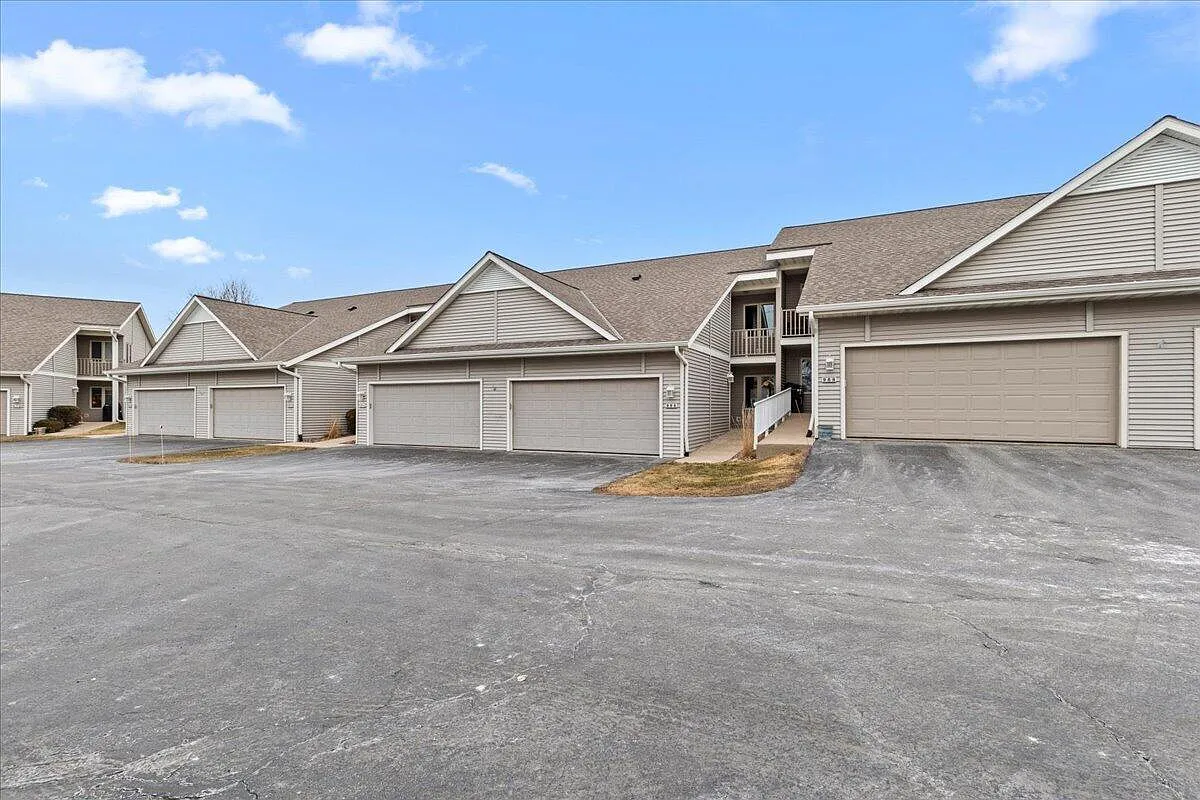 986 Oconomowoc PARKWAY photo 1