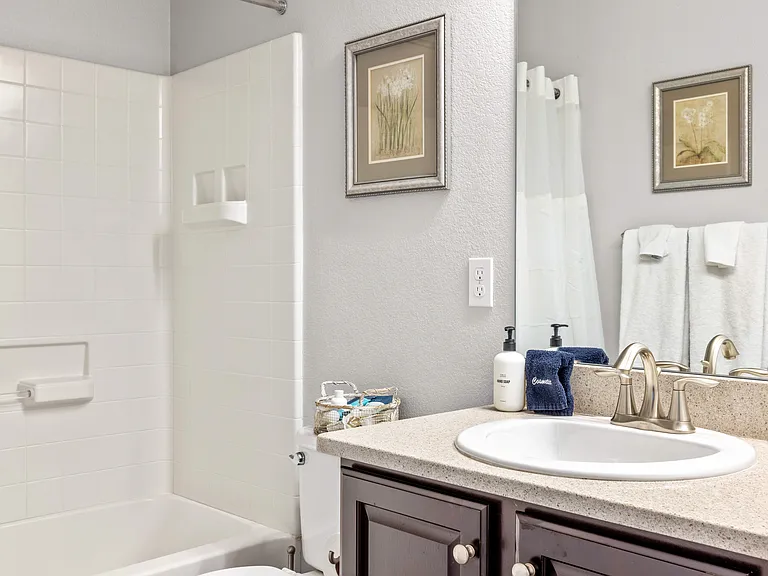 2nd bathroom with tub/shower