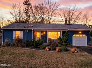 100 Leeward Rd, Manahawkin, NJ 08050