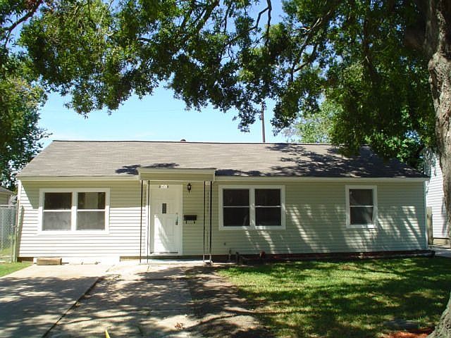 1st image of 2613 Wentworth Ln