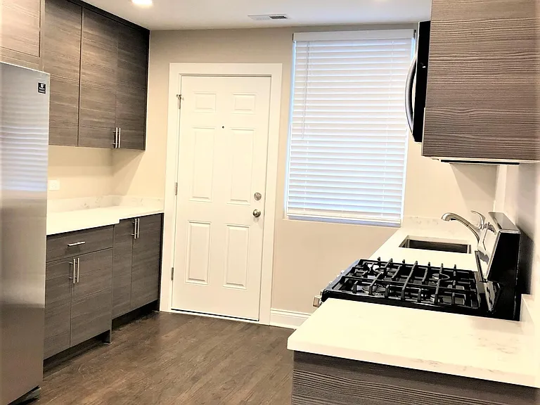 1432 W Farragut Ave #G — Photo 8