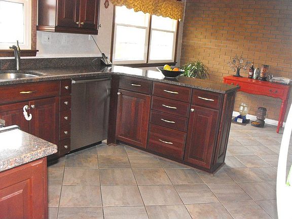 Porcelain floor; stainless appli.