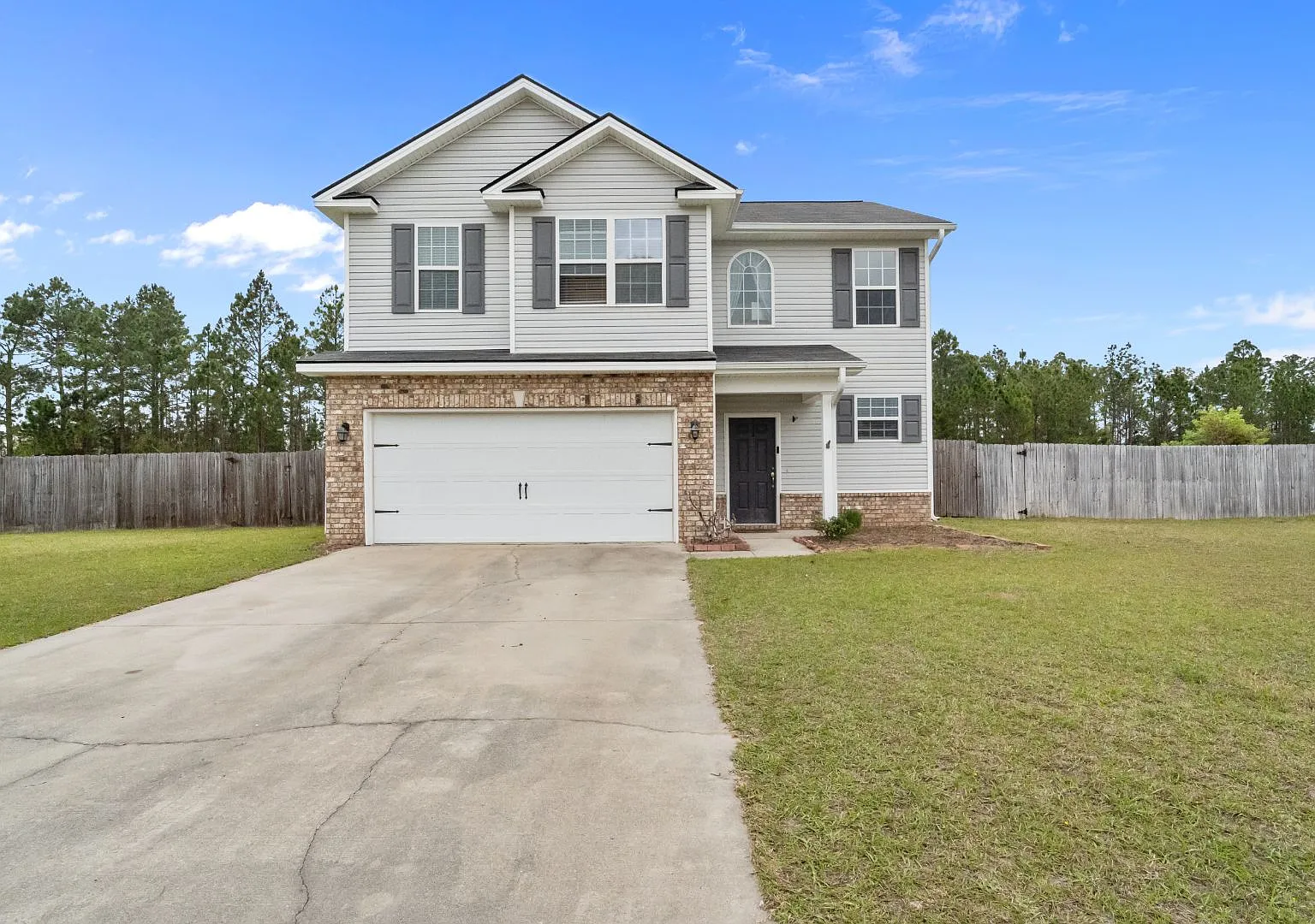 Spacious 3BR Home with Fenced Yard Near Ft. Stewart — Photo 1