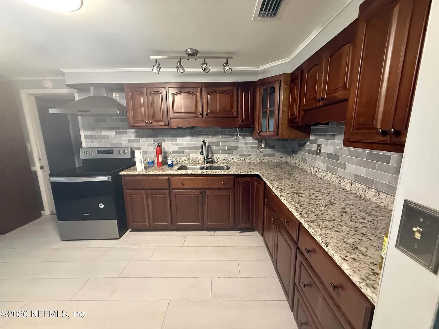 3 bed, 2.0 bath, 1824 sqft, $1,500 — Photo 3