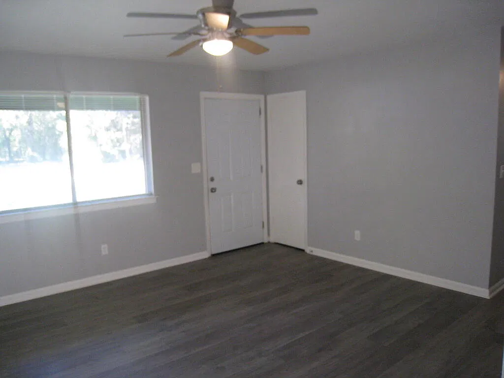 3 bed, 1.0 bath, $1,100 — Photo 2