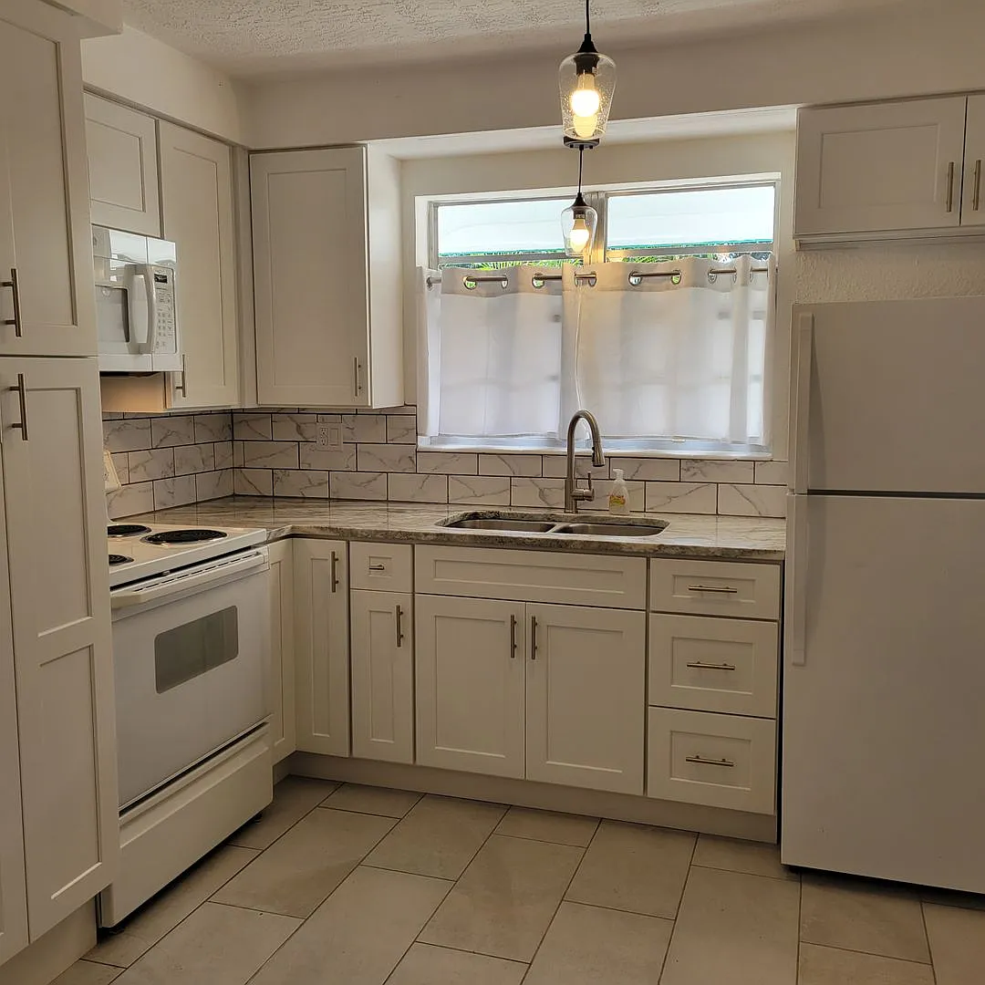 Annual unfurnished renovated 2/1 SFH downtown Sarasota on a lake — Photo 4
