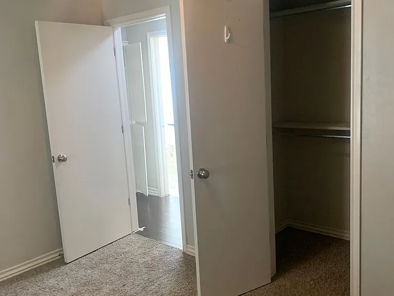 517 Post Oak Ln — Photo 22