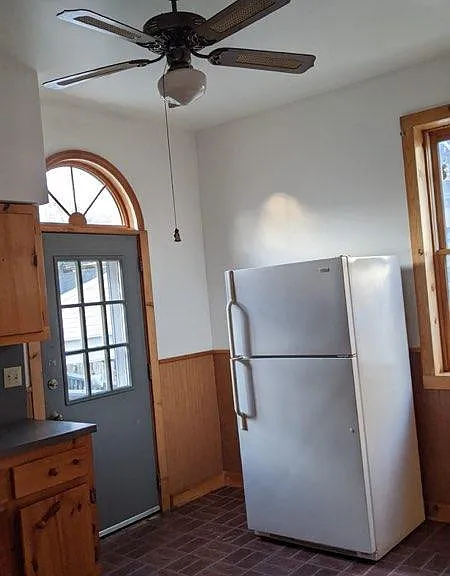 119 W Burke St — Photo 13