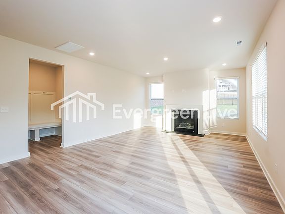 4th image of 898 Bur Oak Ct