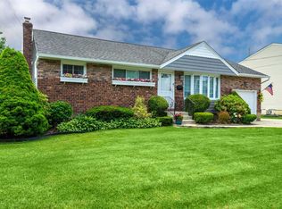 8 Hampshire Dr, Farmingdale, NY 11735