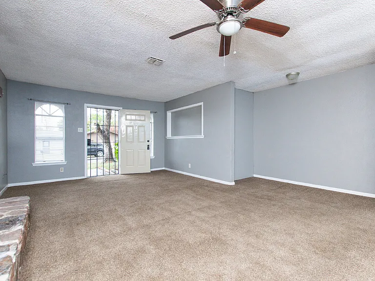 1520 McCarthy Ave — Photo 4