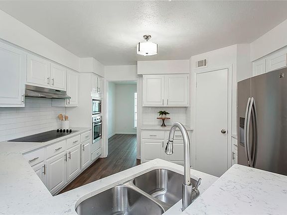 5th image of 1802 Columbia Dr