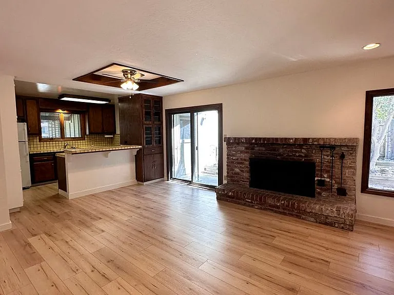 927 Acacia Ln — Photo 7