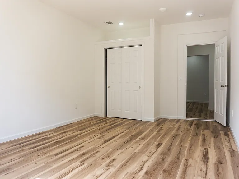 576 Newark Ave #1L — Photo 8