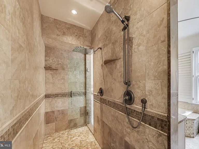 5809 Grosvenor Ln — Photo 20