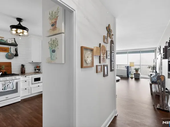 6 Horizon Rd APT 1704, Fort Lee, NJ 07024