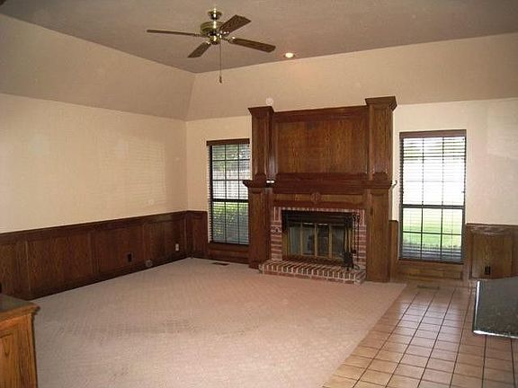 3rd image of 105 E Vail Dr
