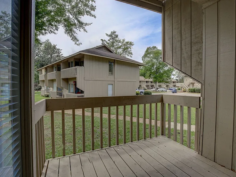 1046 Seacliff Dr N — Photo 13