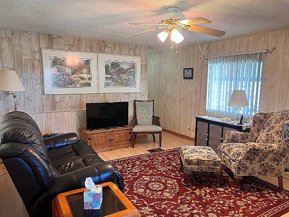 3rd image of 3950 Southgate Dr