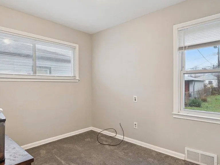 24933 Valley Ave — Photo 10