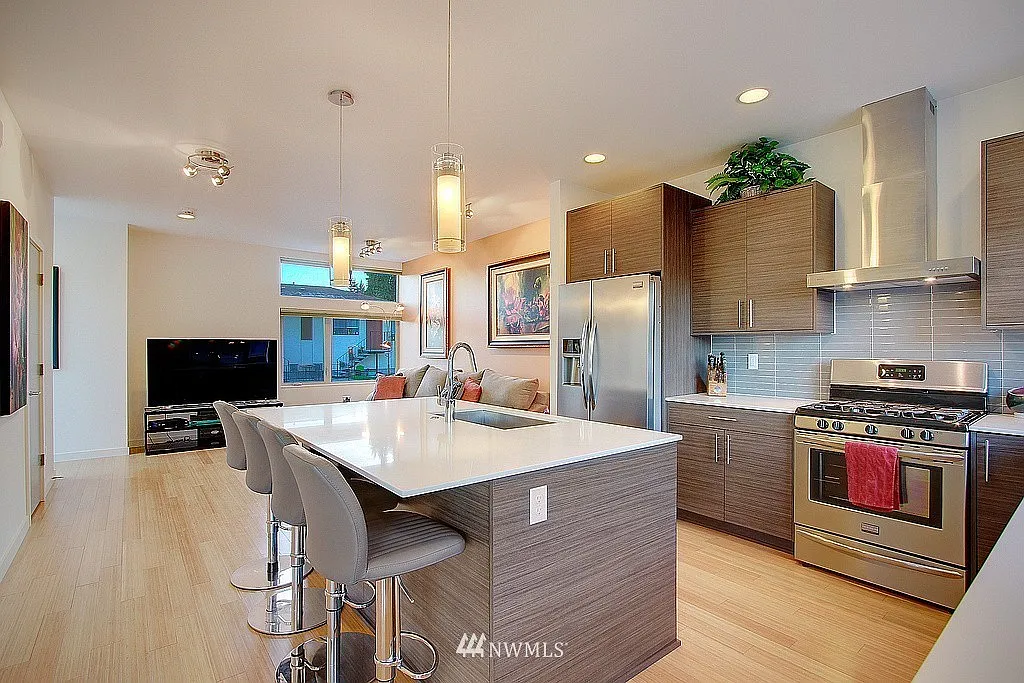 3 bed, 2.5 bath, 1842 sqft, $3,995 — Photo 3