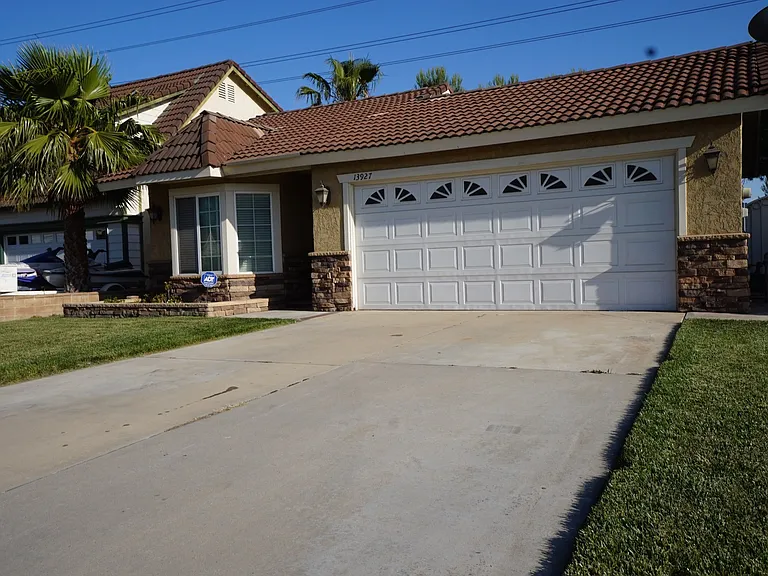 13927 Woodland Dr — Photo 2