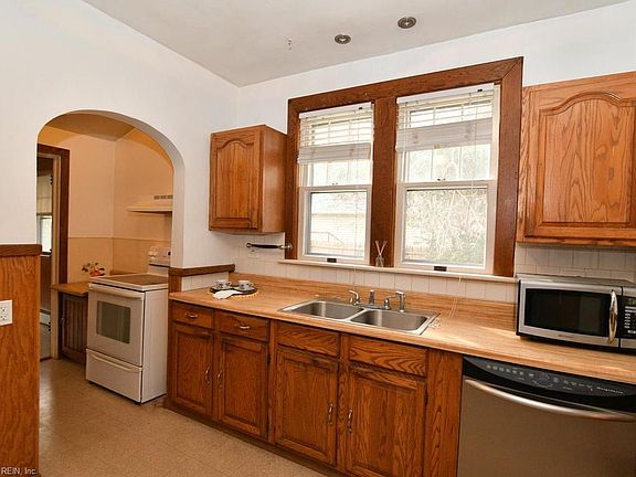 3rd image of 1469 Braden Cres
