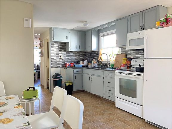 3rd image of 132 Hillwood St