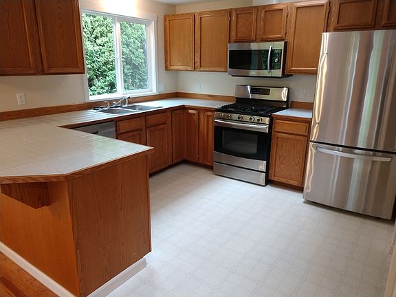 The kitchen has a full set of SS appliances