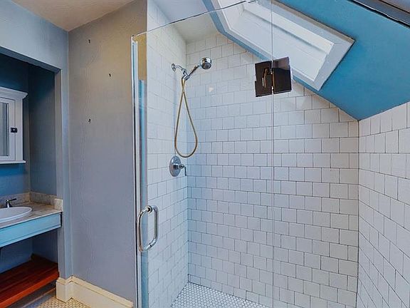 3rd image of 134 Mansfield St #Penthouse