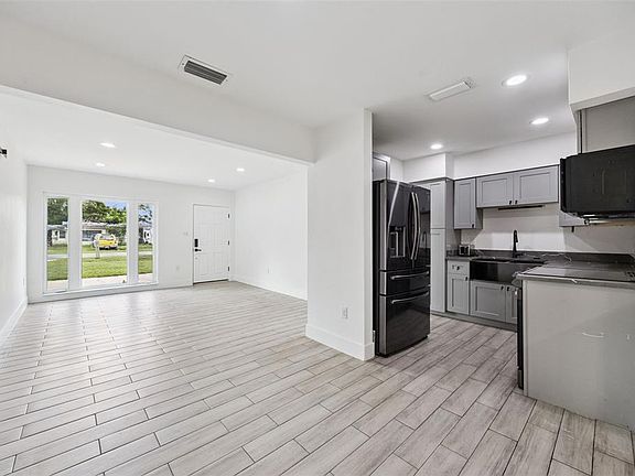 2nd image of 204 W BUCHANON AVENUE