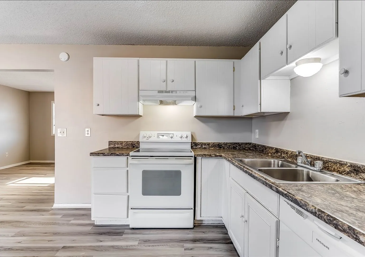 Move in Ready 3 Bedroom 2 Bathroom House! — Photo 2