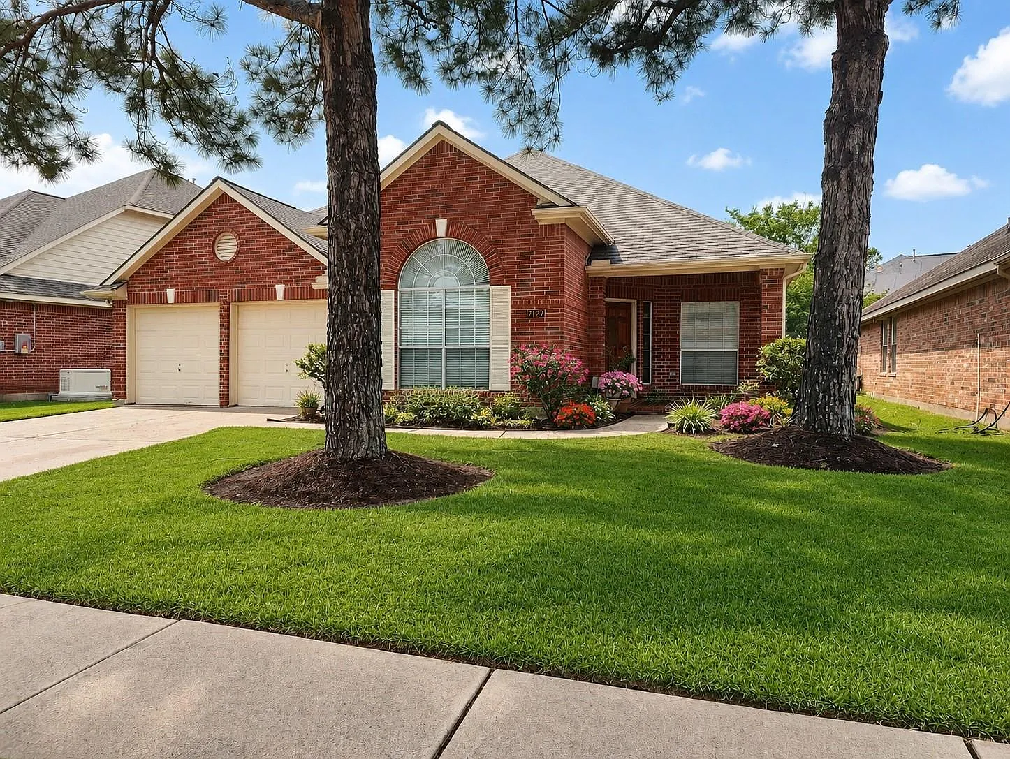 4 bed, 2.0 bath, 2356 sqft, $2,300 — Photo 1