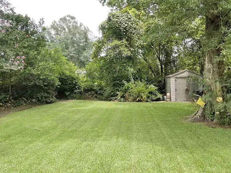 1900 Central Dr — Photo 2