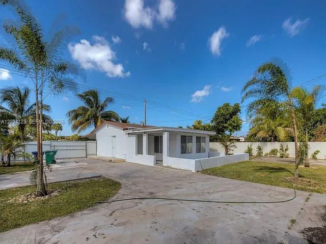 4 bed, 2.0 bath, $4,300 — Photo 4