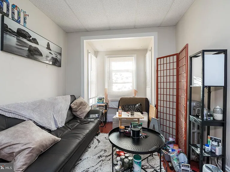901 Queen St #2 — Photo 4