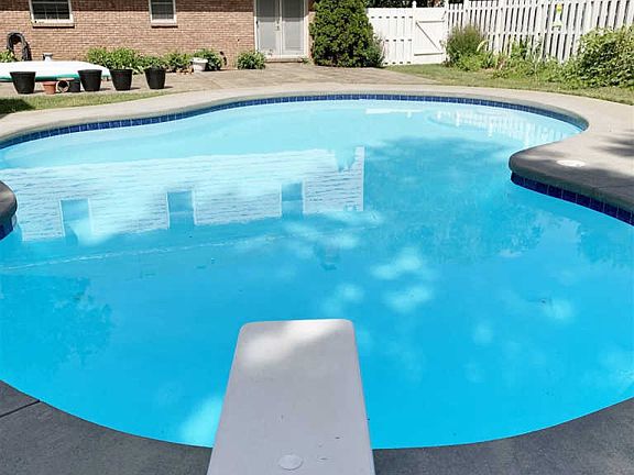 4th image of 127 Brittany Ct