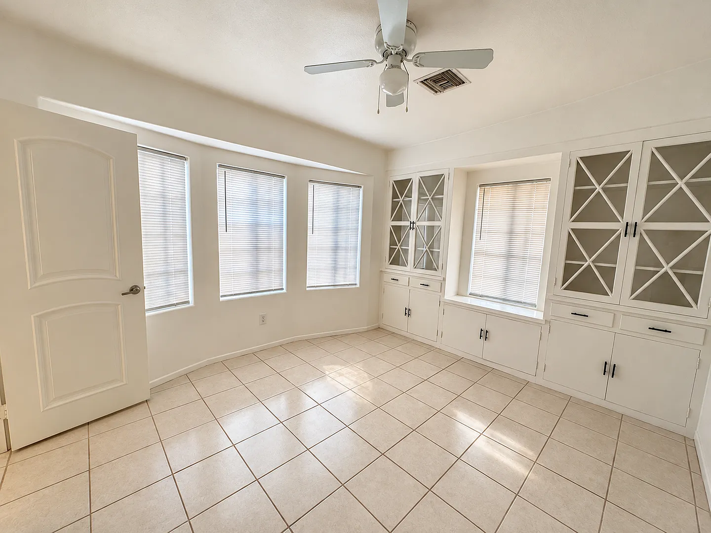 Spacious 3 Bedroom Home Available in El Centro! — Photo 3
