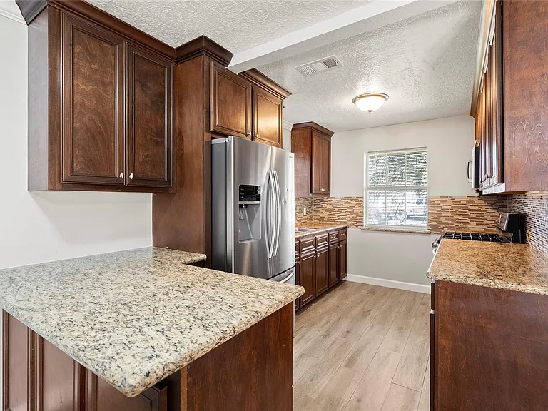 907 Northbend Dr — Photo 8