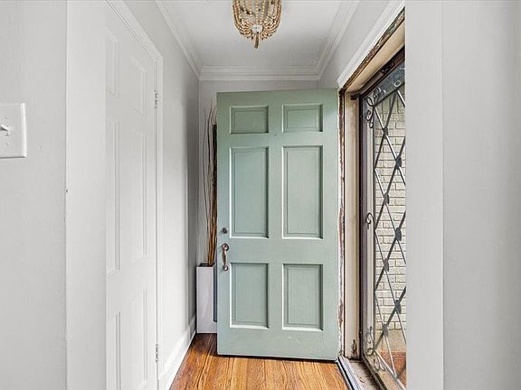 5th image of 3545 Shirlwood Ave