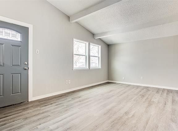3rd image of 114 E Vista Dr