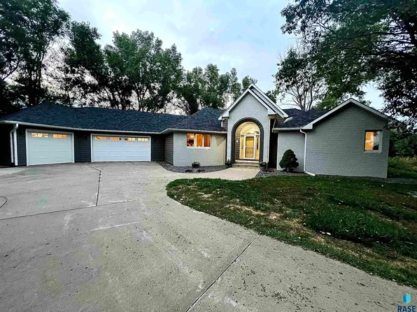 1017 Deerfield Rd, Vermillion, SD 57069