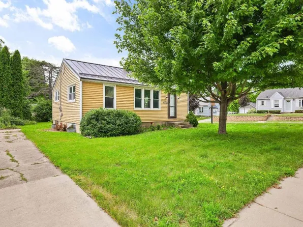 426 Hillcrest Dr, Sun Prairie, WI 53590