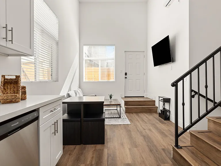 1713 Kelton Ave — Photo 10