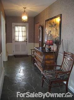 Beautiful Sunfilled Office/Bonus Room
						:
						What a beautiful south/western exposure room for your office or bonus room