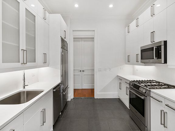 3rd image of 351 E 51st St #Loft6d