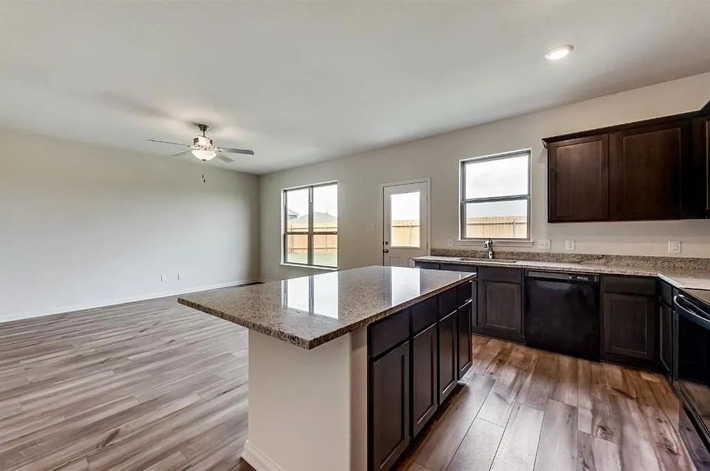 3 bed, 2.5 bath, 1707 sqft, $2,350 — Photo 3